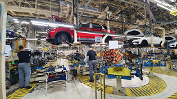 АвтоВАЗ запустил производство кроссовера Lada X-Cross 5 на бывшем заводе Nissan в Санкт-Петербурге. Фото с конвейера